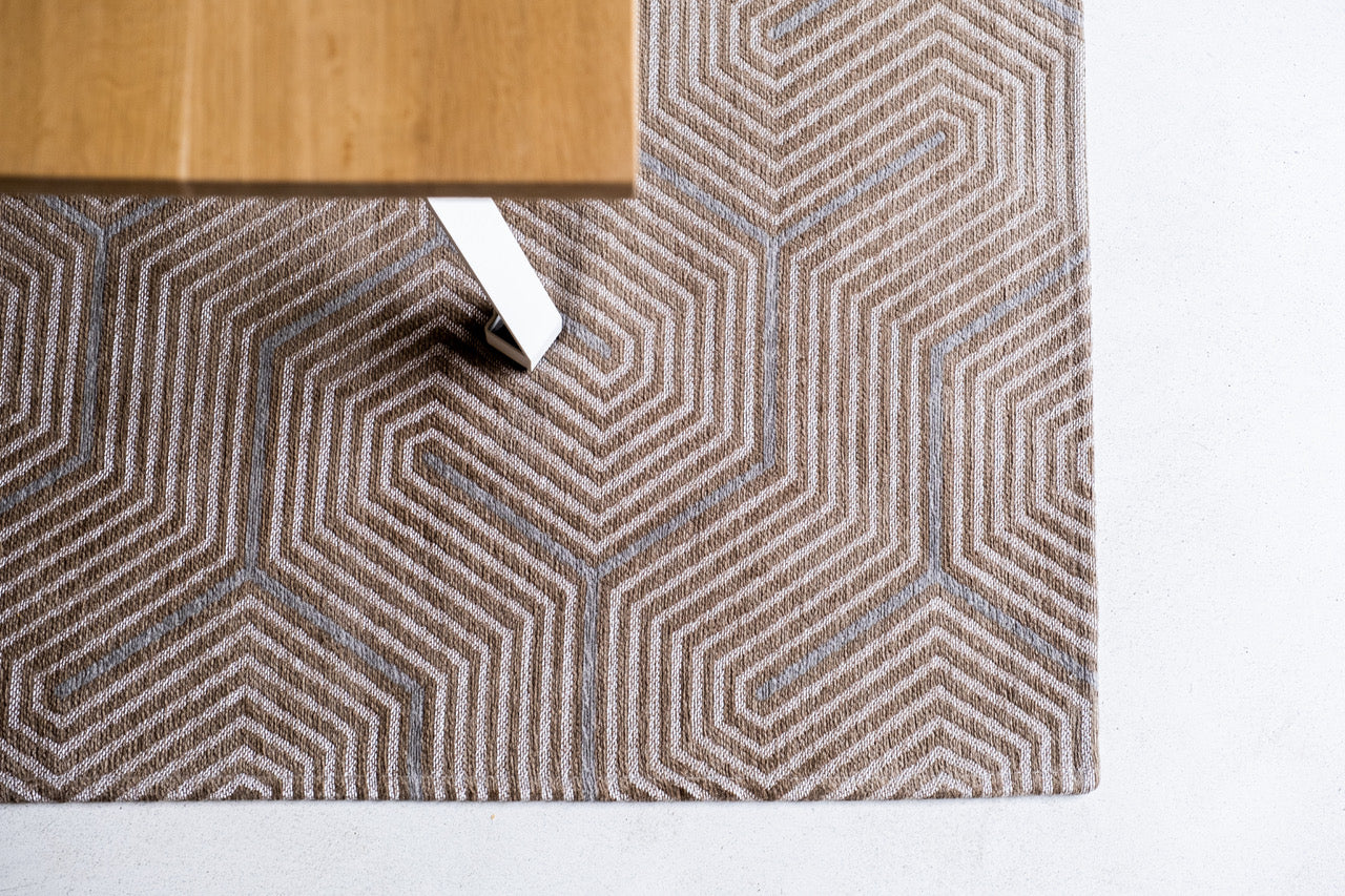 Labyrint design, Roman Beige